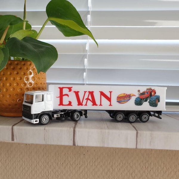 Vrachtwagen met naam en afbeelding